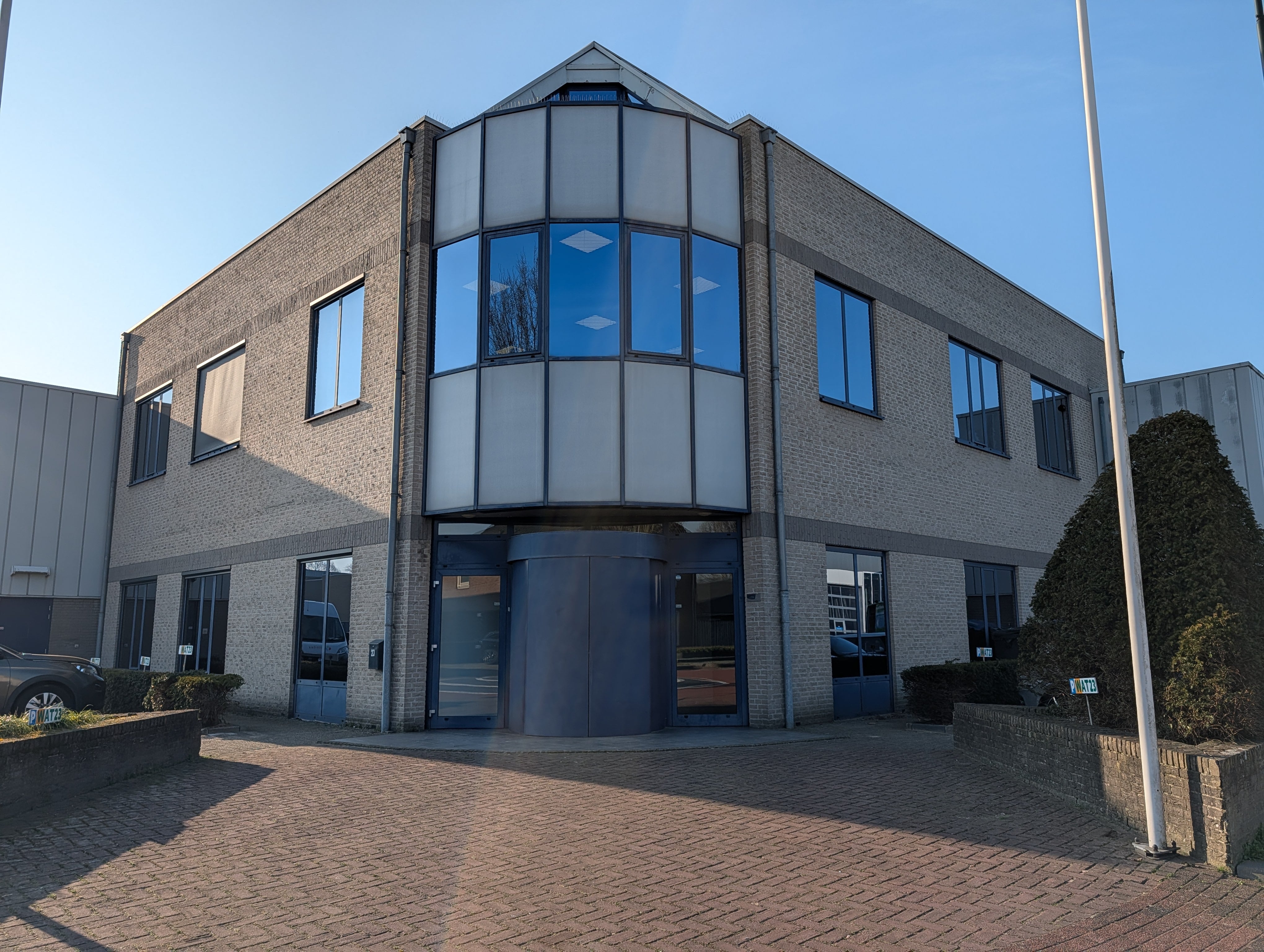 Buitenzijde kantoorpand WAT23 op Industrieweg 23 in Nijnsel